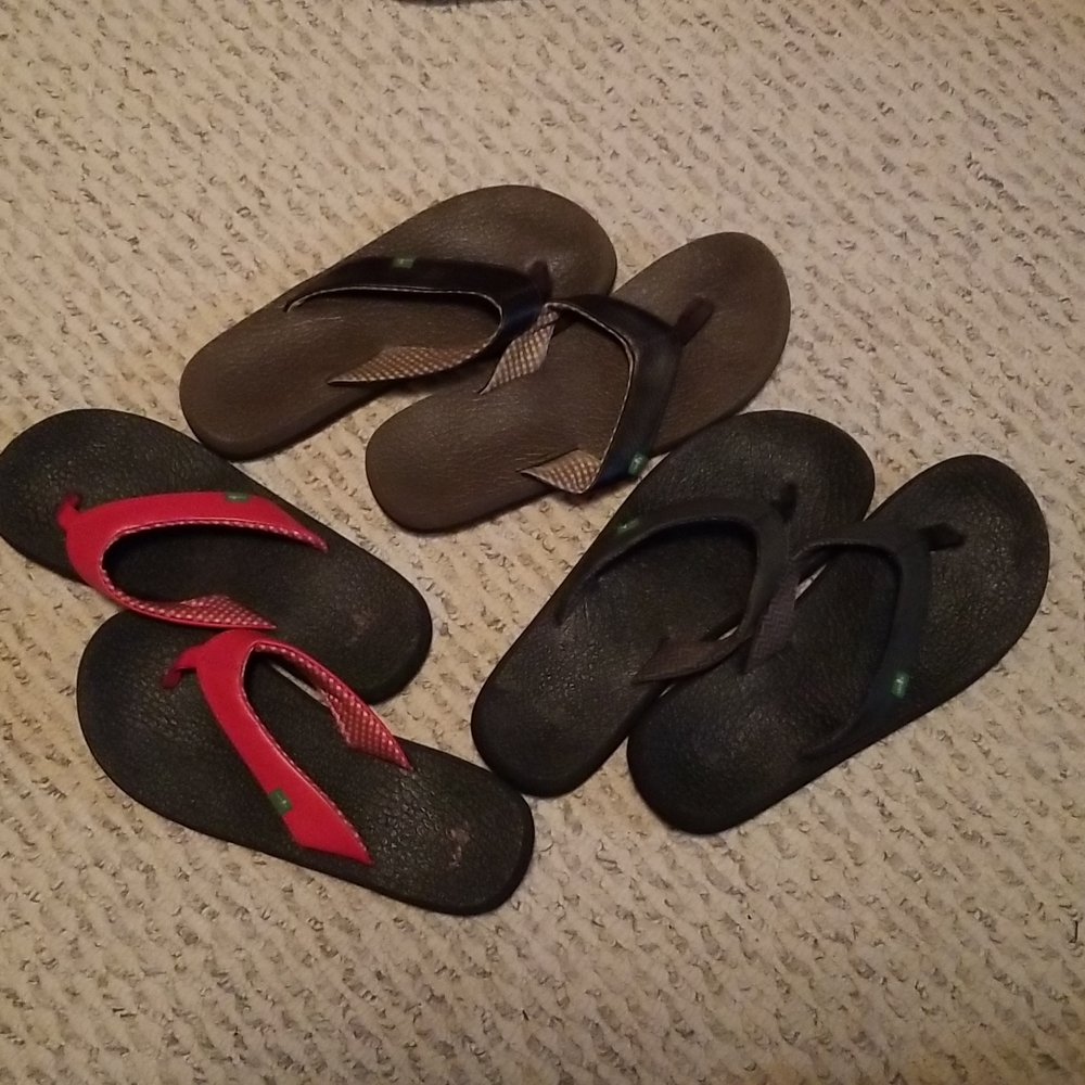 Sanuk Yoga Mat flip flops 3 pairs red, black, and brown. Size 8
